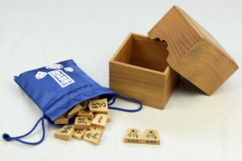 将棋駒本ツゲ（御蔵島黄楊）銘彫錦旗【竹風作】 桑駒箱セット