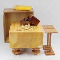 【中古美品】本格将棋7点セット 本榧脚付将棋盤5.5寸柾目／将棋駒（竹風作盛上錦旗）