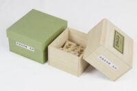 将棋駒  本ツゲ杢（御蔵島黄楊）特上彫　菱湖【香松作】